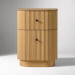 zamansız mobilya, minimal tasarım, doğal meşe komodin, modern yivli yüzey, Maison Francaise stil, sade estetik, kişiselleştirilmiş tasarım, özgün detaylı mobilya, yaşam alanı estetiği, dekoratif ahşap komodin