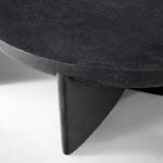 beton görünümlü sehpa, yuvarlak modern sehpa, minimal coffee table, heykelsi form sehpa, zamansız tasarım sehpa, Maison Française dekorasyon, coastal ev mobilyası, iç dış mekân sehpa, Talent Design özel üretim, sürdürülebilir tasarım mobilya