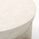 beton görünümlü sehpa, yuvarlak modern sehpa, minimal coffee table, heykelsi form sehpa, zamansız tasarım sehpa, Maison Française dekorasyon, coastal ev mobilyası, iç dış mekân sehpa, Talent Design özel üretim, sürdürülebilir tasarım mobilya