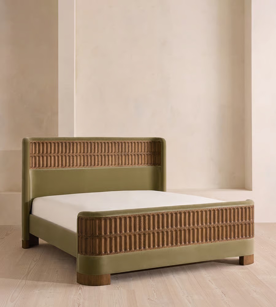 arvena karyola, ahşap detaylı yatak, el oyması başlıklı karyola, modern klasik yatak odası, özel üretim karyola, özel ölçü mobilya, sipariş mobilya, ısmarlama mobilya, ceviz ahşap yatak, nubuk döşemeli karyola, handcrafted bed, luxury bedroom furniture