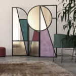 aurelia paravan, art deco paravan, renkli cam oda bölücü, dekoratif paravan, modern metal paravan, özel üretim paravan, sipariş mobilya, ısmarlama tasarım, geometrik cam bölücü, luxury room divider, artistic screen