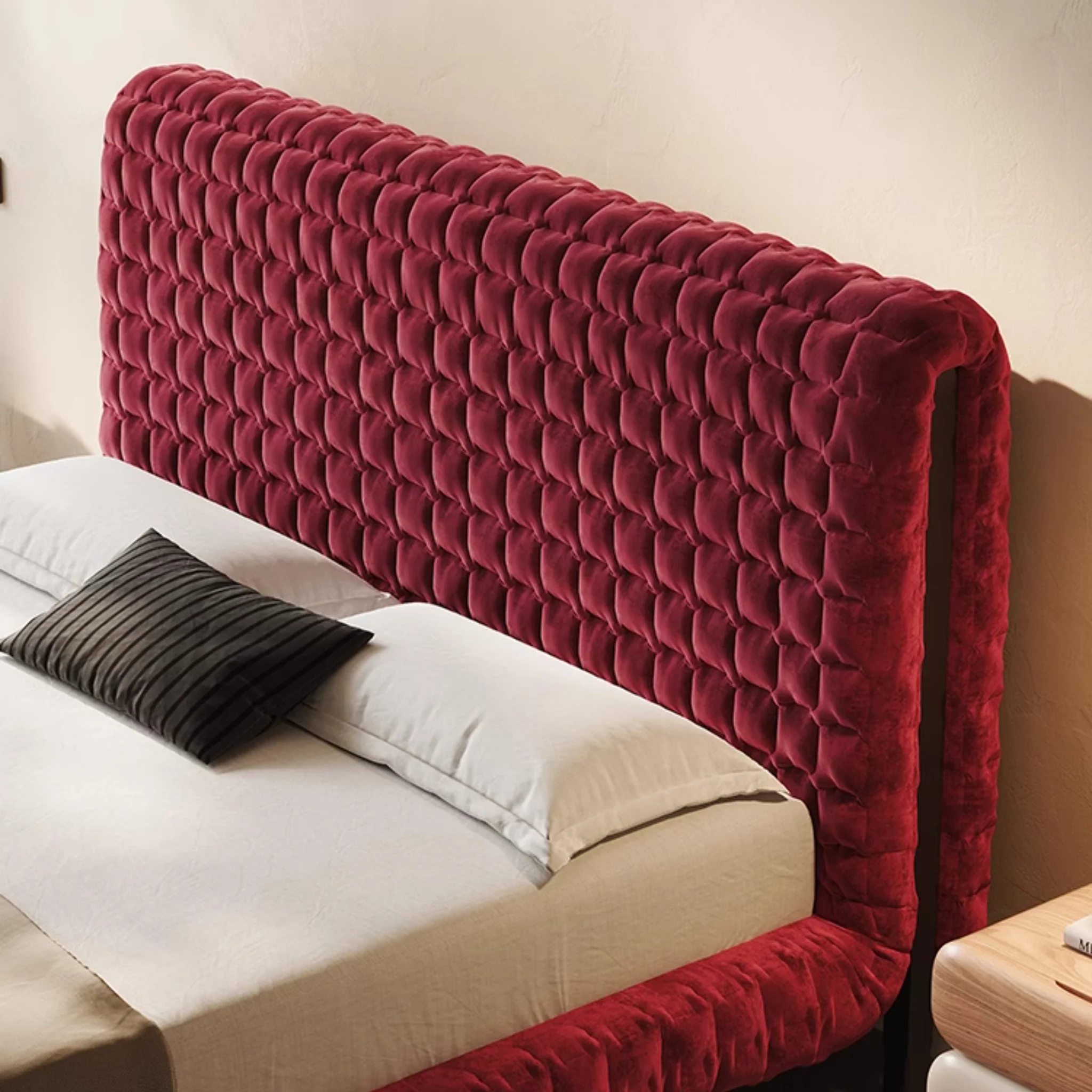 bravena karyola, bordo kapitone yatak, kadife döşemeli karyola, modern şık yatak, özel üretim mobilya, ısmarlama karyola, petek desenli başlık, luxury velvet bed, statement bed frame, talent design karyola