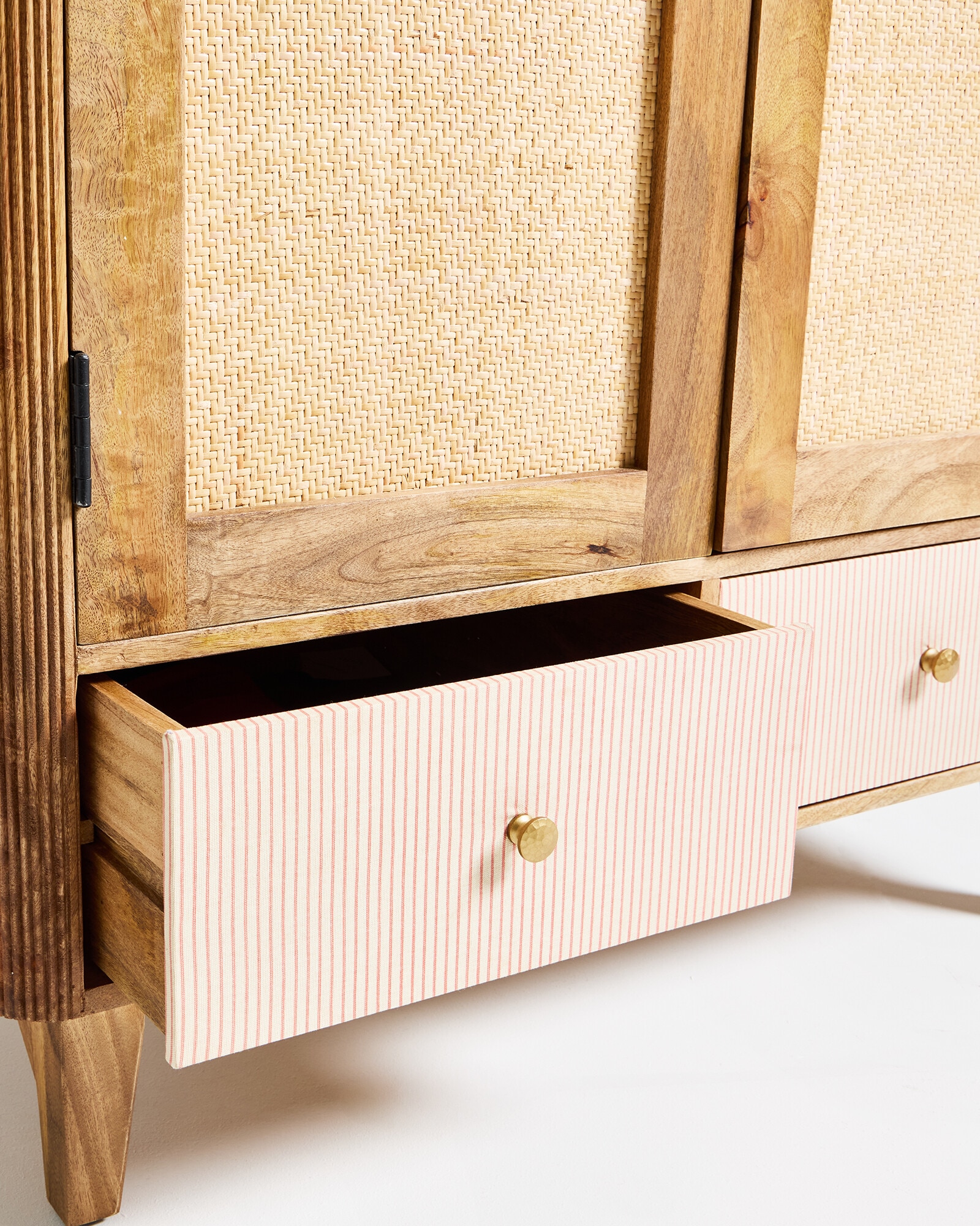 avelin gardrop, rattan dolap, doğal ahşap gardrop, açık meşe dolap, japandi gardrop, coastal dolap, boho dolap, modern ahşap gardrop, özel üretim dolap, sipariş mobilya, özel ölçü mobilya, ısmarlama mobilya, handmade furniture istanbul, talent design nişantaşı