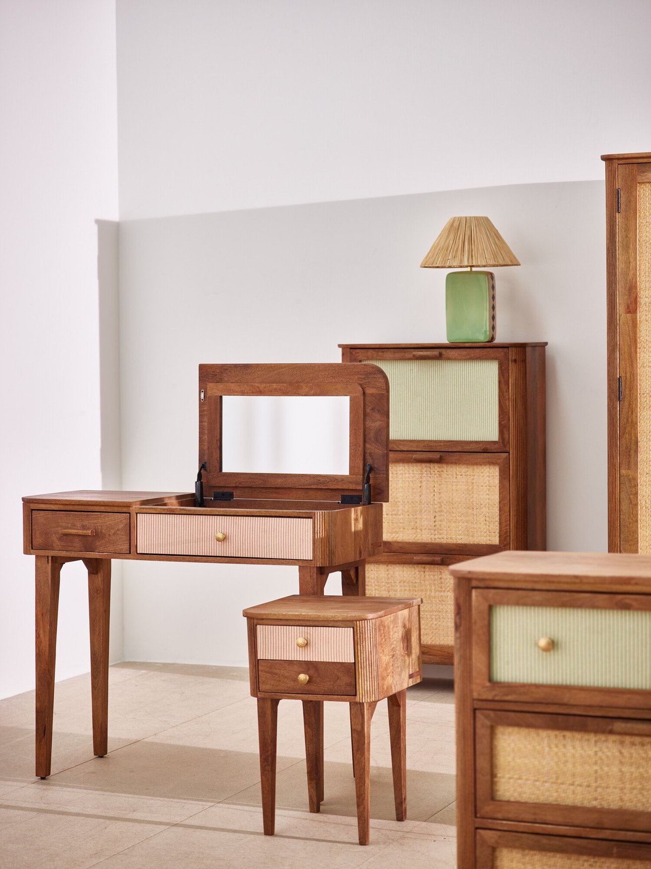 elvan makyaj masası, masif ahşap makyaj masası, açılır aynalı makyaj masası, ahşap makyaj masası modeli, tasarım makyaj masası, yatak odası makyaj masası, doğal ahşap mobilya, butik mobilya tasarımı, modern makyaj masası, özel üretim makyaj masası, özel ölçü makyaj masası, sipariş mobilya, ısmarlama mobilya, talent design makyaj masası