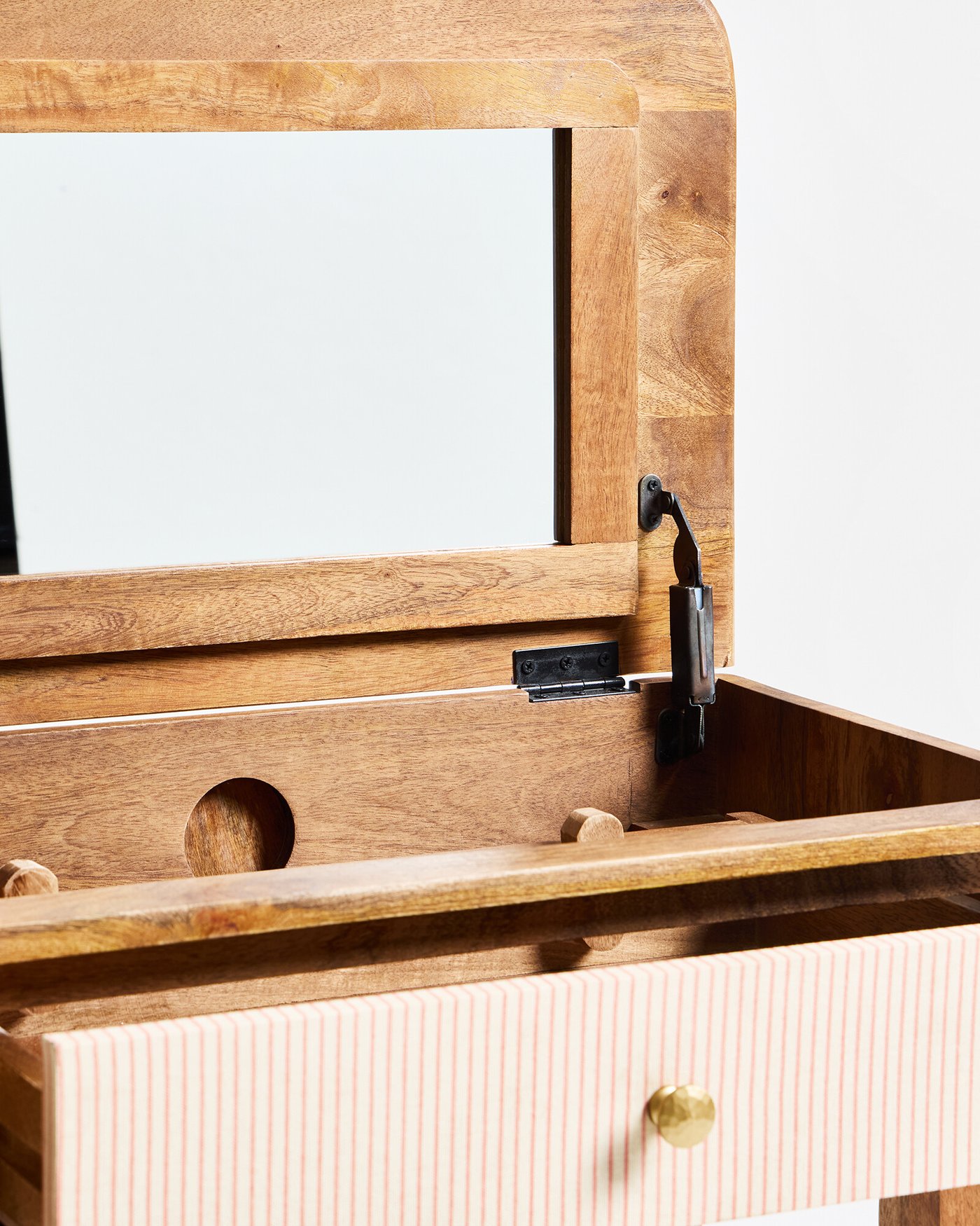 elvan makyaj masası, masif ahşap makyaj masası, açılır aynalı makyaj masası, ahşap makyaj masası modeli, tasarım makyaj masası, yatak odası makyaj masası, doğal ahşap mobilya, butik mobilya tasarımı, modern makyaj masası, özel üretim makyaj masası, özel ölçü makyaj masası, sipariş mobilya, ısmarlama mobilya, talent design makyaj masası