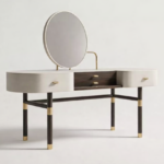 ÜRÜN TANITIMI Lumea Makyaj Masası, yumuşak kıvrımlı gövdesi, dairesel aynası ve ince metal detaylarıyla yatak odasında zarif bir mimari odak noktası oluşturur. Dengeli oranlara sahip ayak yapısı ve sade yüzey dili, parçayı hem fonksiyonel hem de heykelsi bir tasarım objesine dönüştürür. RH’nin rafine lüks anlayışı, Soho Home’un modern şehir estetiği ve Anthropologie’nin feminen, dokunsal yaklaşımı Lumea’da sakin ve zamansız bir bütünlük kazanır. ÖNE ÇIKAN DETAYLAR Dairesel formda, ayarlanabilir ayna Yumuşatılmış köşelere sahip zarif gövde İnce pirinç detaylı kulp ve bağlantılar Hafif ve dengeli ayak kurgusu Modern, sade ve feminen tasarım dili İÇ DÜZEN & FONKSİYON Yan bölümlerde çekmeceli depolama alanı Orta bölümde açık raflı kullanım alanı Kişisel bakım ve makyaj ürünleri için ideal düzen Yatak odası veya giyinme alanlarında konforlu kullanım ÖLÇÜLER Genişlik: 120 cm Derinlik: 45 cm Yükseklik: 75 cm Ayna Çapı: 50 cm (Ölçüler görseldeki oranlara göre belirlenmiştir. Talep doğrultusunda ölçüler mekâna özel olarak yeniden üretilebilir.)