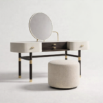 ÜRÜN TANITIMI Lumea Makyaj Masası, yumuşak kıvrımlı gövdesi, dairesel aynası ve ince metal detaylarıyla yatak odasında zarif bir mimari odak noktası oluşturur. Dengeli oranlara sahip ayak yapısı ve sade yüzey dili, parçayı hem fonksiyonel hem de heykelsi bir tasarım objesine dönüştürür. RH’nin rafine lüks anlayışı, Soho Home’un modern şehir estetiği ve Anthropologie’nin feminen, dokunsal yaklaşımı Lumea’da sakin ve zamansız bir bütünlük kazanır. ÖNE ÇIKAN DETAYLAR Dairesel formda, ayarlanabilir ayna Yumuşatılmış köşelere sahip zarif gövde İnce pirinç detaylı kulp ve bağlantılar Hafif ve dengeli ayak kurgusu Modern, sade ve feminen tasarım dili İÇ DÜZEN & FONKSİYON Yan bölümlerde çekmeceli depolama alanı Orta bölümde açık raflı kullanım alanı Kişisel bakım ve makyaj ürünleri için ideal düzen Yatak odası veya giyinme alanlarında konforlu kullanım ÖLÇÜLER Genişlik: 120 cm Derinlik: 45 cm Yükseklik: 75 cm Ayna Çapı: 50 cm (Ölçüler görseldeki oranlara göre belirlenmiştir. Talep doğrultusunda ölçüler mekâna özel olarak yeniden üretilebilir.)