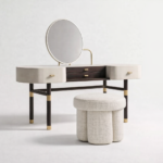 ÜRÜN TANITIMI Lumea Makyaj Masası, yumuşak kıvrımlı gövdesi, dairesel aynası ve ince metal detaylarıyla yatak odasında zarif bir mimari odak noktası oluşturur. Dengeli oranlara sahip ayak yapısı ve sade yüzey dili, parçayı hem fonksiyonel hem de heykelsi bir tasarım objesine dönüştürür. RH’nin rafine lüks anlayışı, Soho Home’un modern şehir estetiği ve Anthropologie’nin feminen, dokunsal yaklaşımı Lumea’da sakin ve zamansız bir bütünlük kazanır. ÖNE ÇIKAN DETAYLAR Dairesel formda, ayarlanabilir ayna Yumuşatılmış köşelere sahip zarif gövde İnce pirinç detaylı kulp ve bağlantılar Hafif ve dengeli ayak kurgusu Modern, sade ve feminen tasarım dili İÇ DÜZEN & FONKSİYON Yan bölümlerde çekmeceli depolama alanı Orta bölümde açık raflı kullanım alanı Kişisel bakım ve makyaj ürünleri için ideal düzen Yatak odası veya giyinme alanlarında konforlu kullanım ÖLÇÜLER Genişlik: 120 cm Derinlik: 45 cm Yükseklik: 75 cm Ayna Çapı: 50 cm (Ölçüler görseldeki oranlara göre belirlenmiştir. Talep doğrultusunda ölçüler mekâna özel olarak yeniden üretilebilir.)