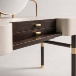 ÜRÜN TANITIMI Lumea Makyaj Masası, yumuşak kıvrımlı gövdesi, dairesel aynası ve ince metal detaylarıyla yatak odasında zarif bir mimari odak noktası oluşturur. Dengeli oranlara sahip ayak yapısı ve sade yüzey dili, parçayı hem fonksiyonel hem de heykelsi bir tasarım objesine dönüştürür. RH’nin rafine lüks anlayışı, Soho Home’un modern şehir estetiği ve Anthropologie’nin feminen, dokunsal yaklaşımı Lumea’da sakin ve zamansız bir bütünlük kazanır. ÖNE ÇIKAN DETAYLAR Dairesel formda, ayarlanabilir ayna Yumuşatılmış köşelere sahip zarif gövde İnce pirinç detaylı kulp ve bağlantılar Hafif ve dengeli ayak kurgusu Modern, sade ve feminen tasarım dili İÇ DÜZEN & FONKSİYON Yan bölümlerde çekmeceli depolama alanı Orta bölümde açık raflı kullanım alanı Kişisel bakım ve makyaj ürünleri için ideal düzen Yatak odası veya giyinme alanlarında konforlu kullanım ÖLÇÜLER Genişlik: 120 cm Derinlik: 45 cm Yükseklik: 75 cm Ayna Çapı: 50 cm (Ölçüler görseldeki oranlara göre belirlenmiştir. Talep doğrultusunda ölçüler mekâna özel olarak yeniden üretilebilir.)