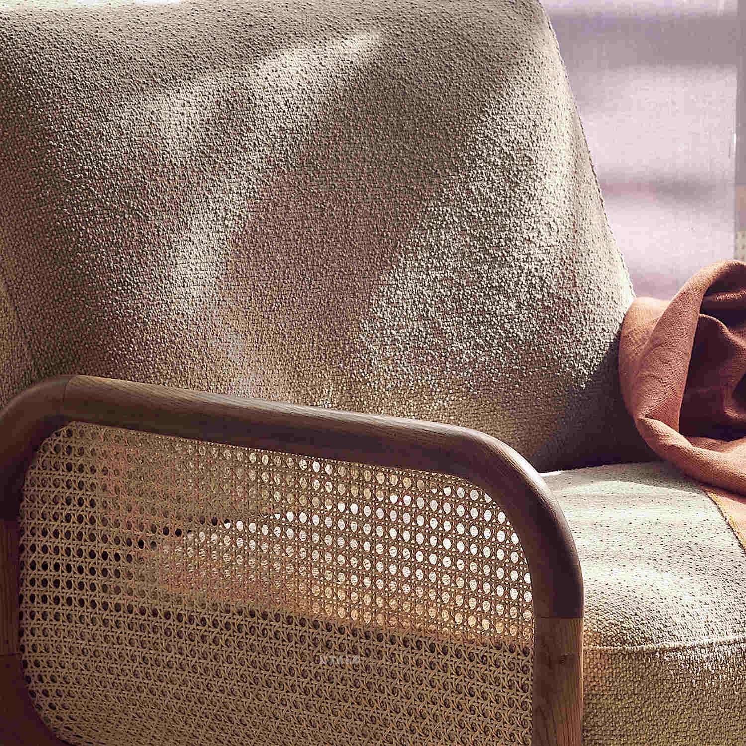 Sunuca koltuk, tasarım koltuk, modern lounge koltuk, ahşap gövdeli koltuk, hasır detaylı koltuk, özel üretim koltuk, özel ölçü koltuk, sipariş mobilya koltuk, ısmarlama mobilya koltuk, boucle kumaş koltuk, el işçiliği koltuk, luxury seating, designer armchair, contemporary furniture, butik mobilya, iç mimari koltuk, salon koltuğu, okuma koltuğu, tekli koltuk, özel üretim mobilya