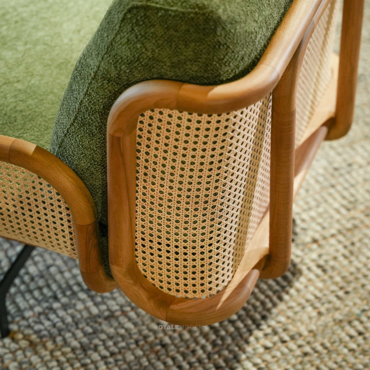 Sunuca koltuk, tasarım koltuk, modern lounge koltuk, ahşap gövdeli koltuk, hasır detaylı koltuk, özel üretim koltuk, özel ölçü koltuk, sipariş mobilya koltuk, ısmarlama mobilya koltuk, boucle kumaş koltuk, el işçiliği koltuk, luxury seating, designer armchair, contemporary furniture, butik mobilya, iç mimari koltuk, salon koltuğu, okuma koltuğu, tekli koltuk, özel üretim mobilya