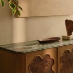 kök kaplama kapaklı büfe, doğal taş tablalı büfe, organik formlu tasarım büfe, modern dekoratif ahşap büfe, özel üretim kök kaplama büfe