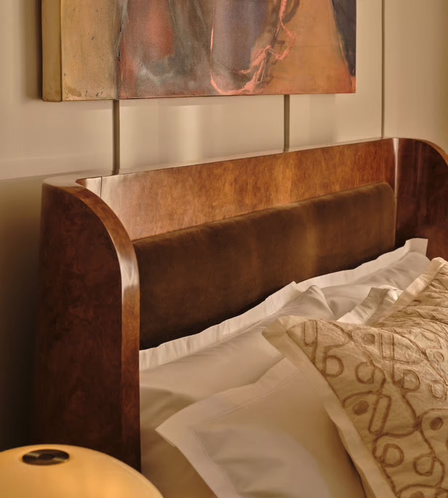 kavisli masif ahşap yatak tasarım, art deco stil özel ölçü karyola, ceviz kaplama lüks yatak modeli, sipariş mobilya yatak odası tasarımı, ısmarlama mobilya modern bed frame