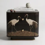 el işleme motifli komodin özel ölçü, art deco ahşap komodin sipariş mobilya, ısmarlama mobilya lake komodin tasarım, turna desenli dekoratif bedside table, sanat objesi komodin masif ahşap
