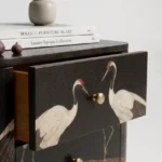 el işleme motifli komodin özel ölçü, art deco ahşap komodin sipariş mobilya, ısmarlama mobilya lake komodin tasarım, turna desenli dekoratif bedside table, sanat objesi komodin masif ahşap