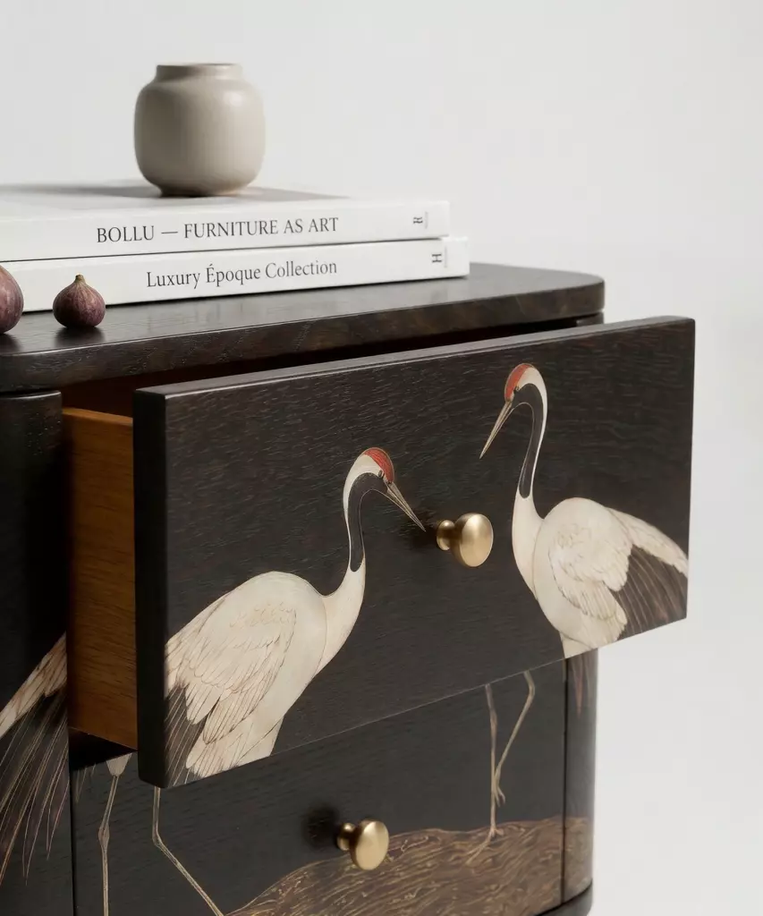 el işleme motifli komodin özel ölçü, art deco ahşap komodin sipariş mobilya, ısmarlama mobilya lake komodin tasarım, turna desenli dekoratif bedside table, sanat objesi komodin masif ahşap