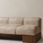 masif ahsap platform modern kanepe tasarimi, kalin minderli moduler sofa modeli, ozel uretim genis oturum kanepe, dusuk profil modern salon koltugu, dokulu kumas platform bazli kanepe