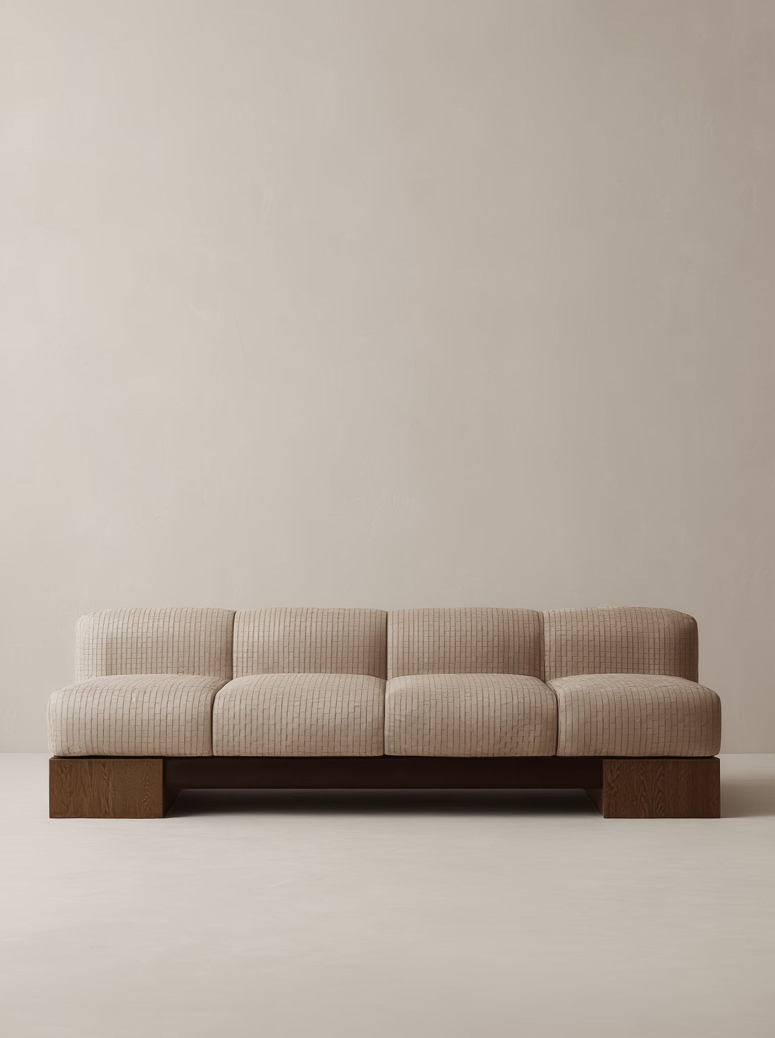 masif ahsap platform modern kanepe tasarimi, kalin minderli moduler sofa modeli, ozel uretim genis oturum kanepe, dusuk profil modern salon koltugu, dokulu kumas platform bazli kanepe