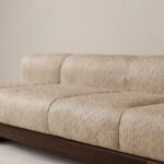 masif ahsap platform modern kanepe tasarimi, kalin minderli moduler sofa modeli, ozel uretim genis oturum kanepe, dusuk profil modern salon koltugu, dokulu kumas platform bazli kanepe