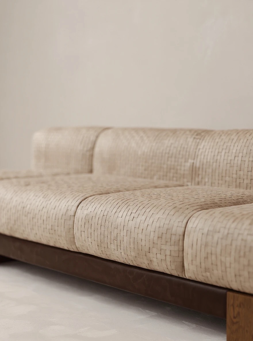 masif ahsap platform modern kanepe tasarimi, kalin minderli moduler sofa modeli, ozel uretim genis oturum kanepe, dusuk profil modern salon koltugu, dokulu kumas platform bazli kanepe