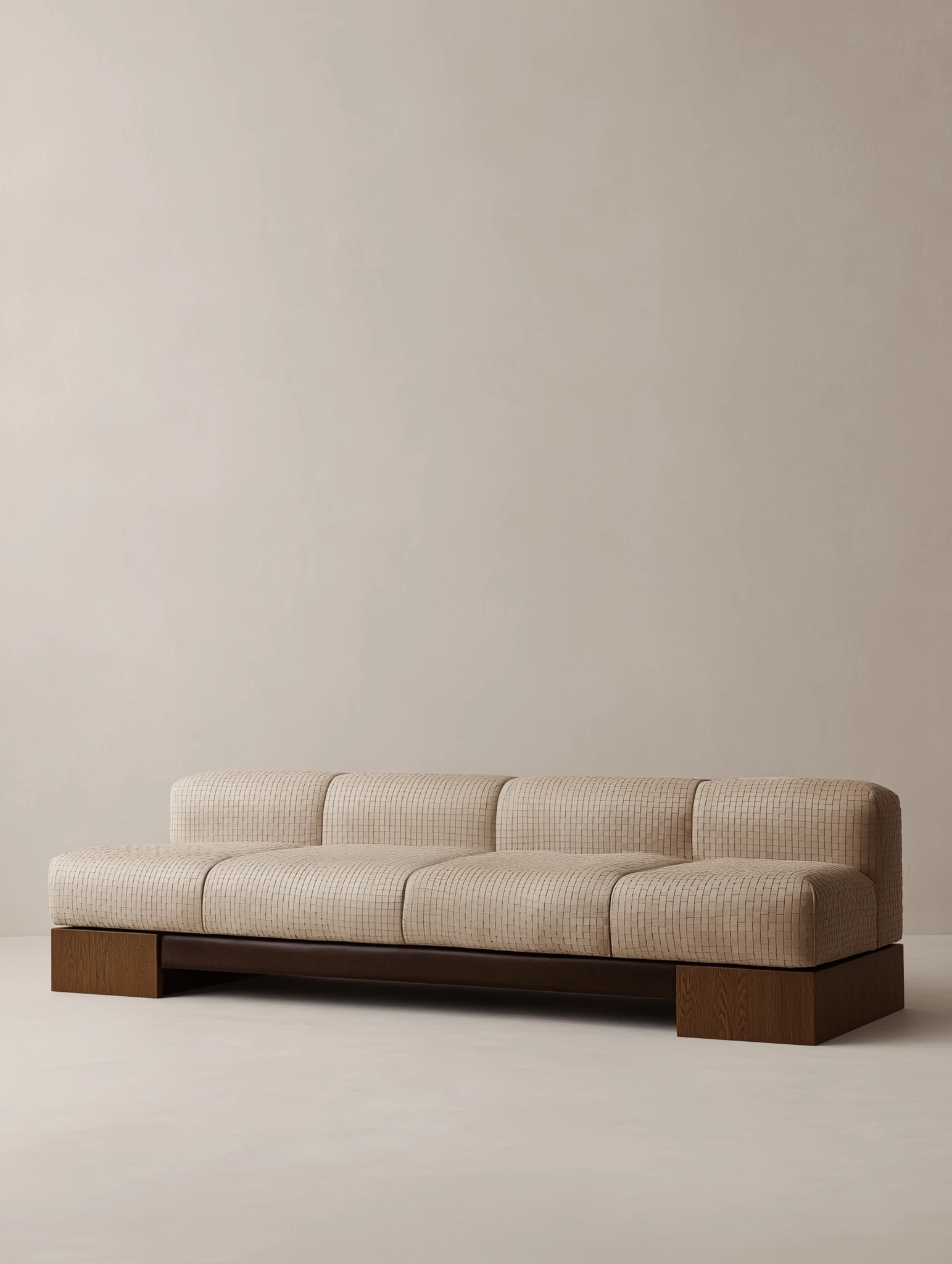 masif ahsap platform modern kanepe tasarimi, kalin minderli moduler sofa modeli, ozel uretim genis oturum kanepe, dusuk profil modern salon koltugu, dokulu kumas platform bazli kanepe