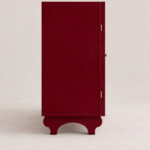 kirmizi lake cam kapak bufe tasarimi, vintage modern bufe dolabi, ozel uretim lake sideboard, pirinc detayli cam kapak bufe, dekoratif ic yuzeyli bufe