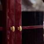 kirmizi lake cam kapak bufe tasarimi, vintage modern bufe dolabi, ozel uretim lake sideboard, pirinc detayli cam kapak bufe, dekoratif ic yuzeyli bufe