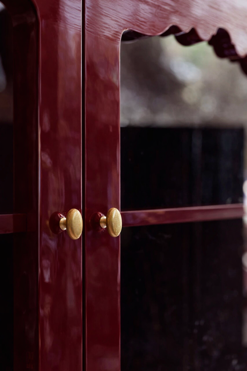 kirmizi lake cam kapak bufe tasarimi, vintage modern bufe dolabi, ozel uretim lake sideboard, pirinc detayli cam kapak bufe, dekoratif ic yuzeyli bufe