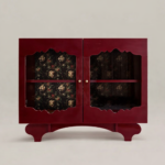 kirmizi lake cam kapak bufe tasarimi, dekoratif ic yuzeyli vintage modern bufe, ozel uretim lake bufe tasarimi, pirinc detayli cam kapak sideboard, burgonya renk bufe tasarimi