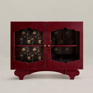 kirmizi lake cam kapak bufe tasarimi, dekoratif ic yuzeyli vintage modern bufe, ozel uretim lake bufe tasarimi, pirinc detayli cam kapak sideboard, burgonya renk bufe tasarimi