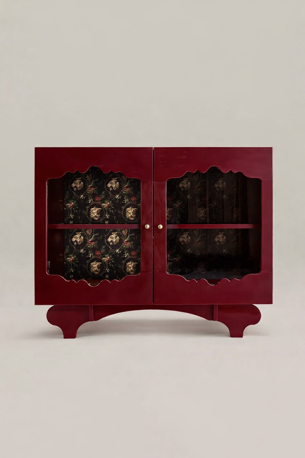 kirmizi lake cam kapak bufe tasarimi, dekoratif ic yuzeyli vintage modern bufe, ozel uretim lake bufe tasarimi, pirinc detayli cam kapak sideboard, burgonya renk bufe tasarimi