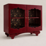 kirmizi lake cam kapak bufe tasarimi, dekoratif ic yuzeyli vintage modern bufe, ozel uretim lake bufe tasarimi, pirinc detayli cam kapak sideboard, burgonya renk bufe tasarimi