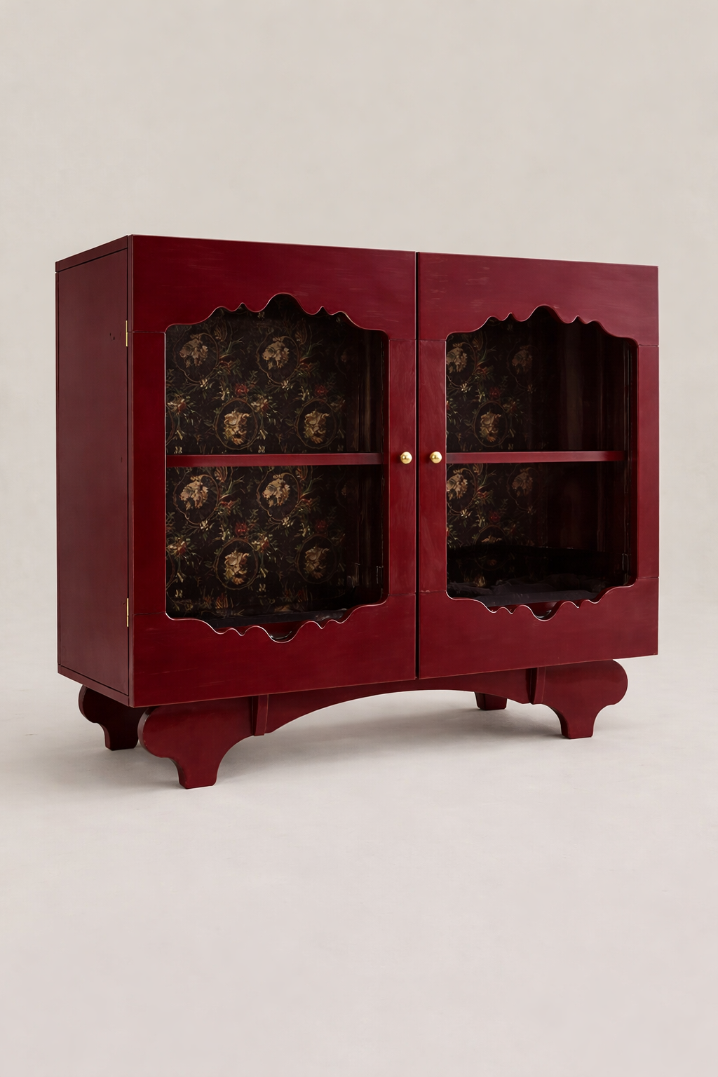 kirmizi lake cam kapak bufe tasarimi, dekoratif ic yuzeyli vintage modern bufe, ozel uretim lake bufe tasarimi, pirinc detayli cam kapak sideboard, burgonya renk bufe tasarimi