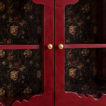 kirmizi lake cam kapak bufe tasarimi, dekoratif ic yuzeyli vintage modern bufe, ozel uretim lake bufe tasarimi, pirinc detayli cam kapak sideboard, burgonya renk bufe tasarimi