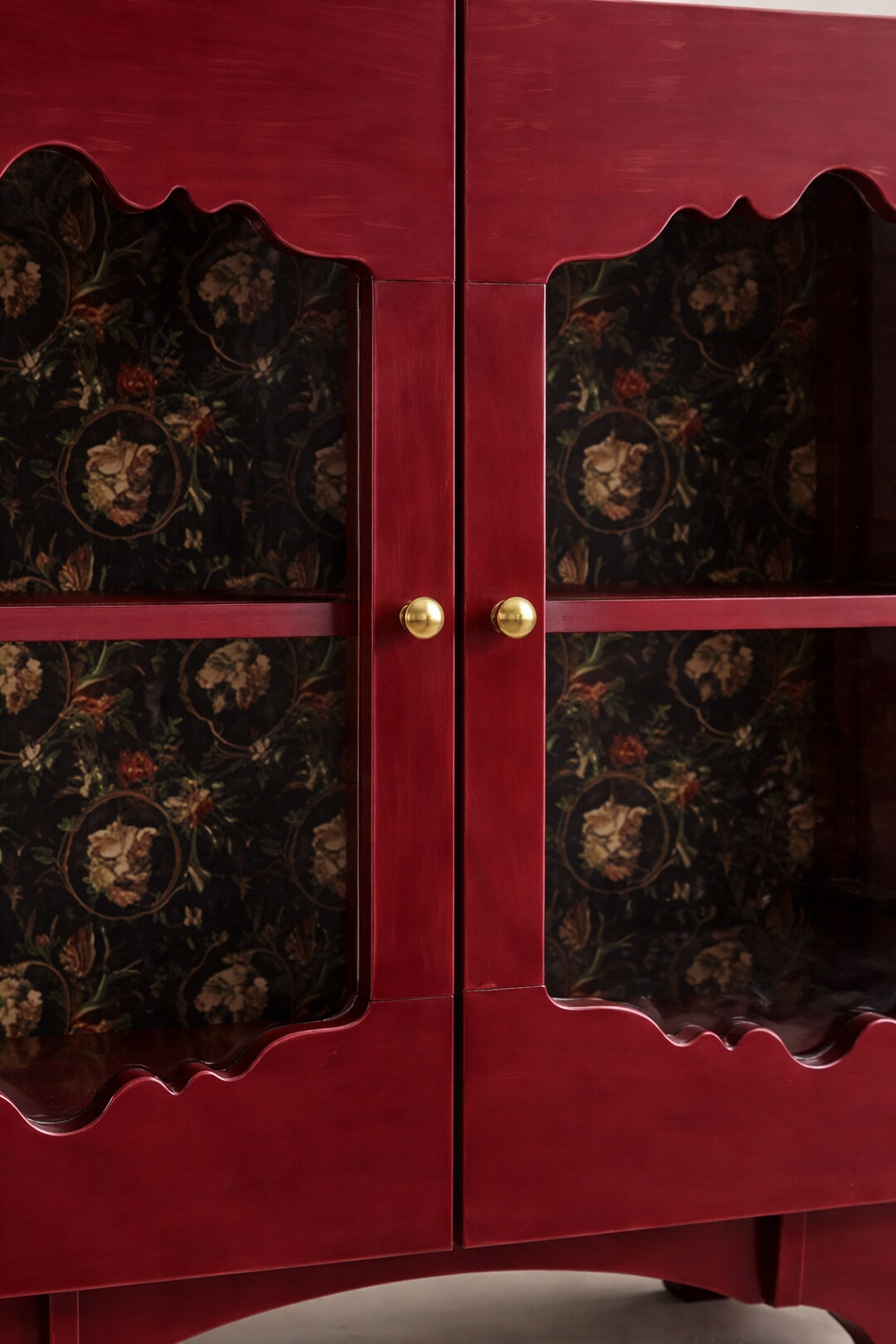 kirmizi lake cam kapak bufe tasarimi, dekoratif ic yuzeyli vintage modern bufe, ozel uretim lake bufe tasarimi, pirinc detayli cam kapak sideboard, burgonya renk bufe tasarimi