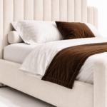 dikey kanallı döşemeli karyola, art deco başlıklı modern yatak, yüksek başlıklı döşemeli yatak çerçevesi, metal köşe detaylı tasarım karyola, özel üretim kanallı yatak başlığı