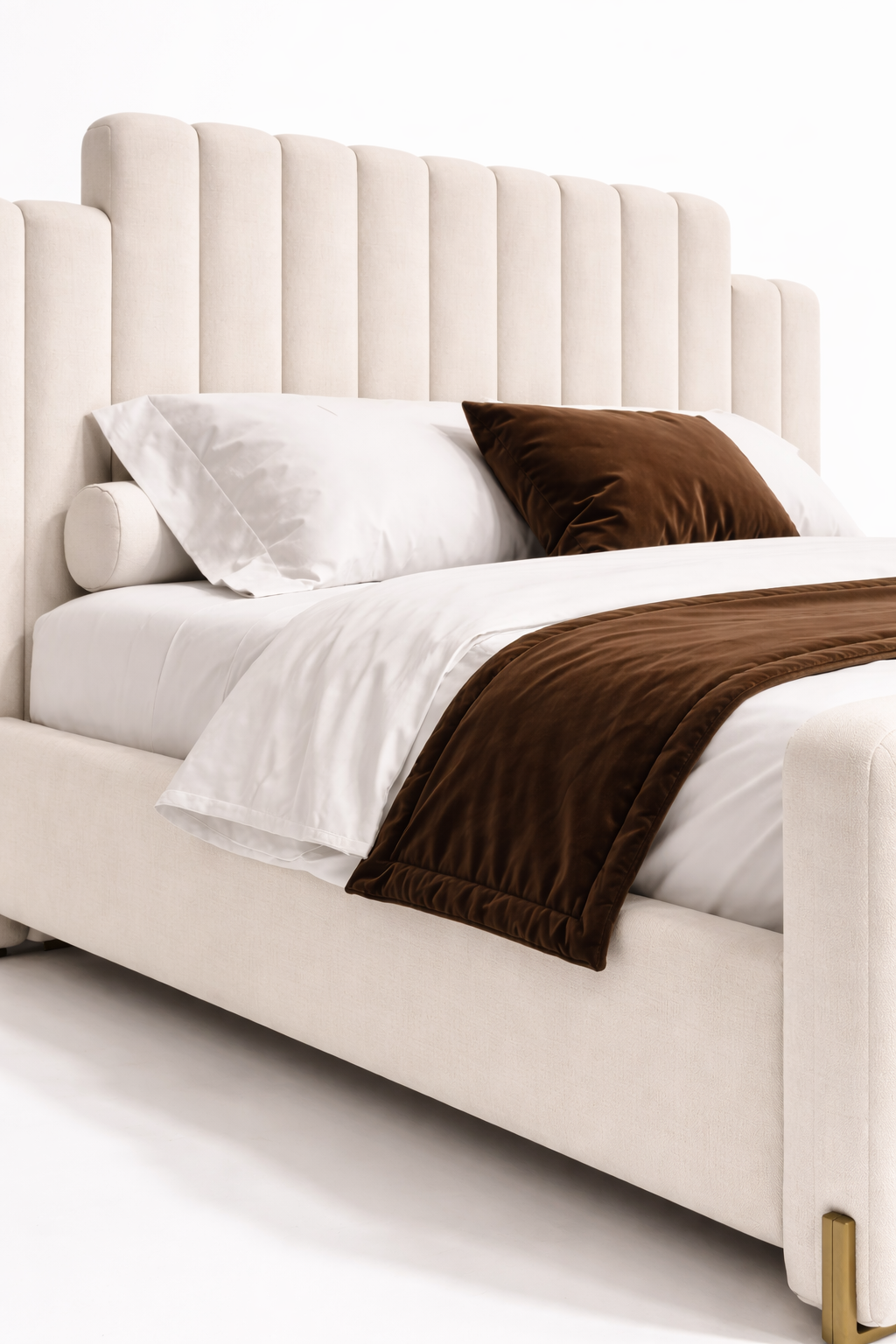 dikey kanallı döşemeli karyola, art deco başlıklı modern yatak, yüksek başlıklı döşemeli yatak çerçevesi, metal köşe detaylı tasarım karyola, özel üretim kanallı yatak başlığı