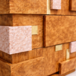 dikey kanallı döşemeli karyola, art deco başlıklı modern yatak, yüksek başlıklı döşemeli yatak çerçevesi, metal köşe detaylı tasarım karyola, özel üretim kanallı yatak başlığı