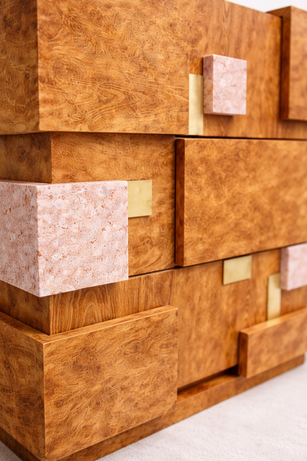 dikey kanallı döşemeli karyola, art deco başlıklı modern yatak, yüksek başlıklı döşemeli yatak çerçevesi, metal köşe detaylı tasarım karyola, özel üretim kanallı yatak başlığı