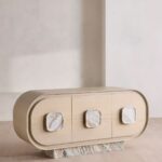 kavisli gövdeli masif ahşap büfe, traverten kulplu modern sideboard, traverten kaideli tasarım büfe, oval form masif ahşap konsol büfe, özel üretim traverten detaylı büfe