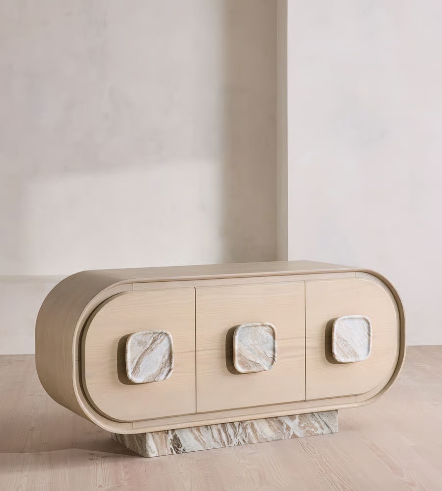 kavisli gövdeli masif ahşap büfe, traverten kulplu modern sideboard, traverten kaideli tasarım büfe, oval form masif ahşap konsol büfe, özel üretim traverten detaylı büfe