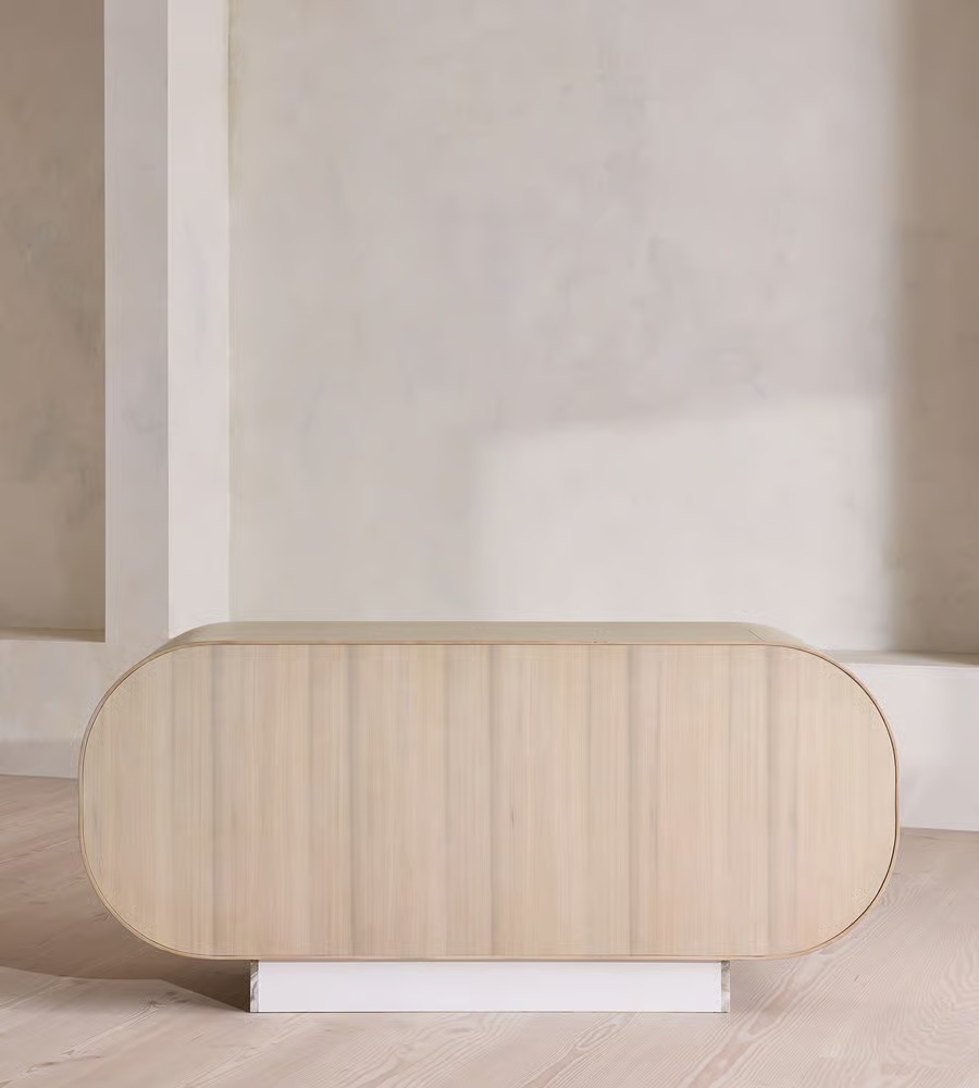 kavisli gövdeli masif ahşap büfe, traverten kulplu modern sideboard, traverten kaideli tasarım büfe, oval form masif ahşap konsol büfe, özel üretim traverten detaylı büfe