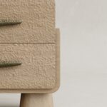 masif mese dokulu cekmeceli komodin tasarimi, japandi stil modern yatak yani komodin, ozel uretim masif ahsap bedside table, dokulu panel yuzey modern komodin tasarimi, yuvarlatilmis form minimal yatak yani komodin