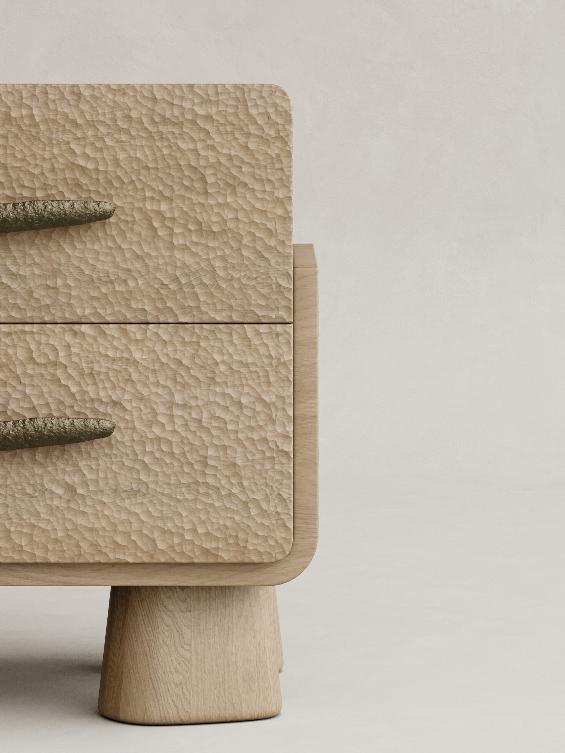 masif mese dokulu cekmeceli komodin tasarimi, japandi stil modern yatak yani komodin, ozel uretim masif ahsap bedside table, dokulu panel yuzey modern komodin tasarimi, yuvarlatilmis form minimal yatak yani komodin