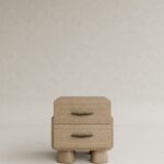 masif mese dokulu cekmeceli komodin tasarimi, japandi stil modern yatak yani komodin, ozel uretim masif ahsap bedside table, dokulu panel yuzey modern komodin tasarimi, yuvarlatilmis form minimal yatak yani komodin