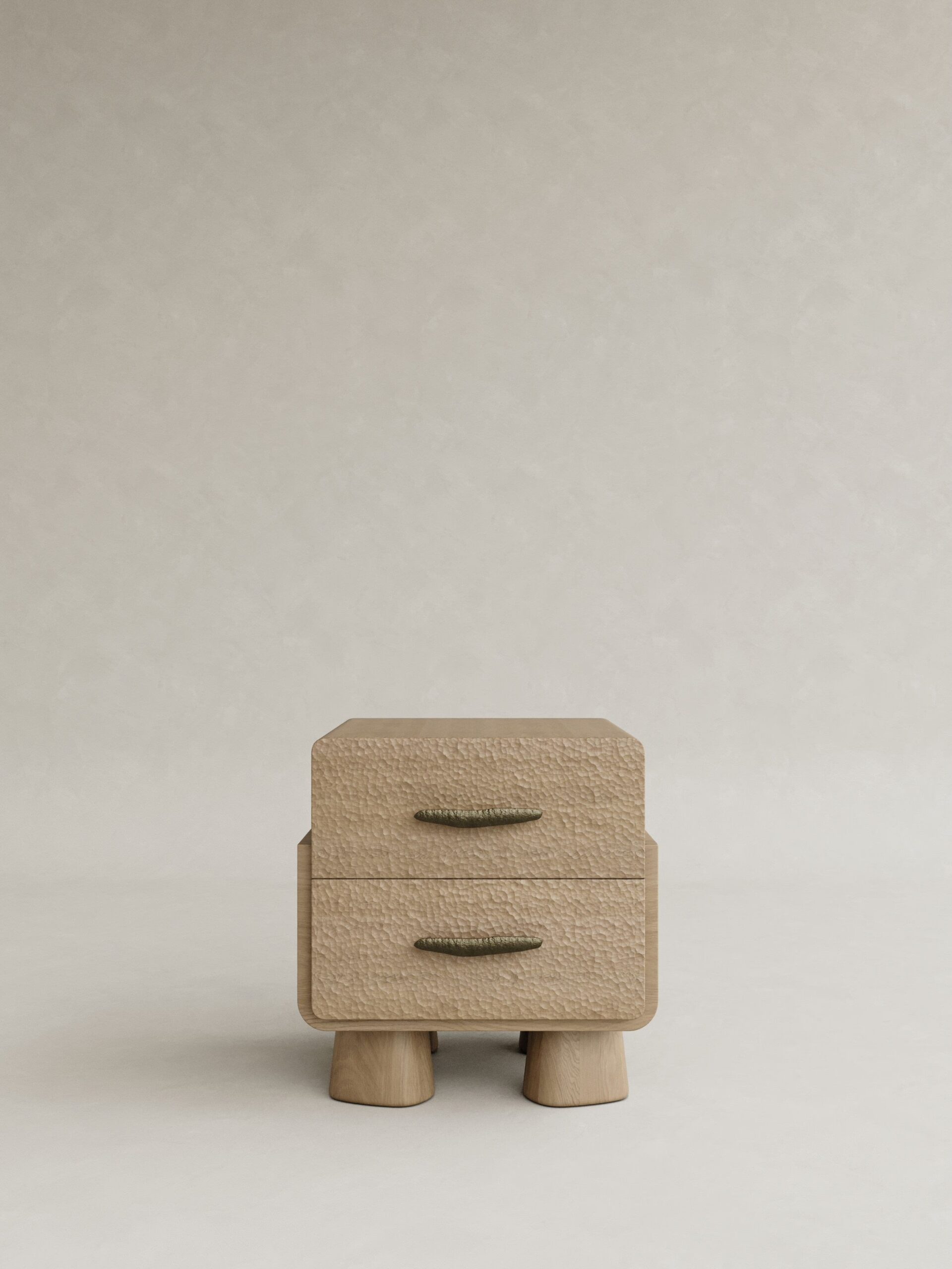 masif mese dokulu cekmeceli komodin tasarimi, japandi stil modern yatak yani komodin, ozel uretim masif ahsap bedside table, dokulu panel yuzey modern komodin tasarimi, yuvarlatilmis form minimal yatak yani komodin