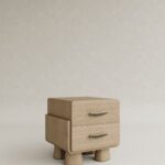 masif mese dokulu cekmeceli komodin tasarimi, japandi stil modern yatak yani komodin, ozel uretim masif ahsap bedside table, dokulu panel yuzey modern komodin tasarimi, yuvarlatilmis form minimal yatak yani komodin