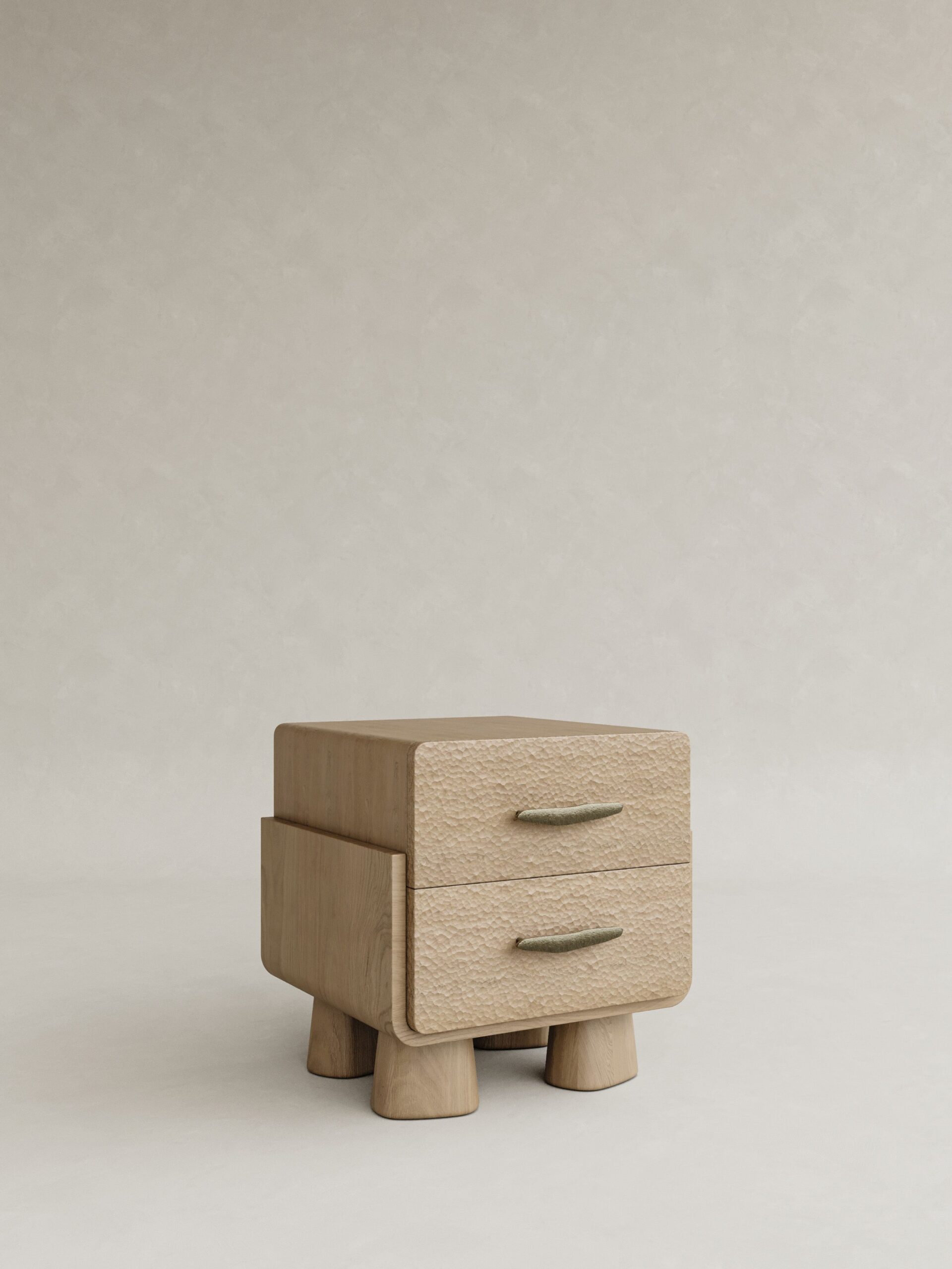 masif mese dokulu cekmeceli komodin tasarimi, japandi stil modern yatak yani komodin, ozel uretim masif ahsap bedside table, dokulu panel yuzey modern komodin tasarimi, yuvarlatilmis form minimal yatak yani komodin