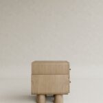 masif mese dokulu cekmeceli komodin tasarimi, japandi stil modern yatak yani komodin, ozel uretim masif ahsap bedside table, dokulu panel yuzey modern komodin tasarimi, yuvarlatilmis form minimal yatak yani komodin