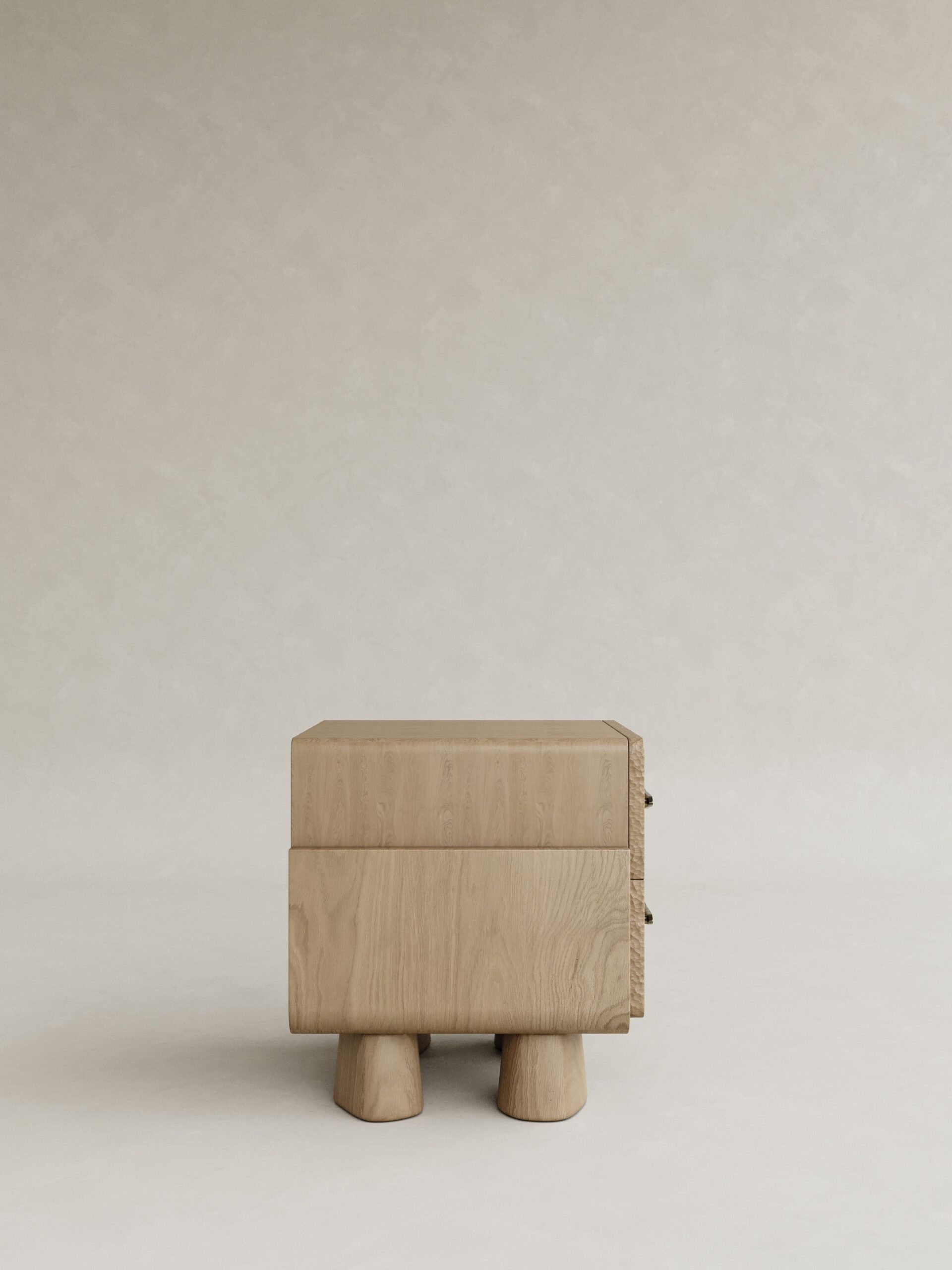 masif mese dokulu cekmeceli komodin tasarimi, japandi stil modern yatak yani komodin, ozel uretim masif ahsap bedside table, dokulu panel yuzey modern komodin tasarimi, yuvarlatilmis form minimal yatak yani komodin